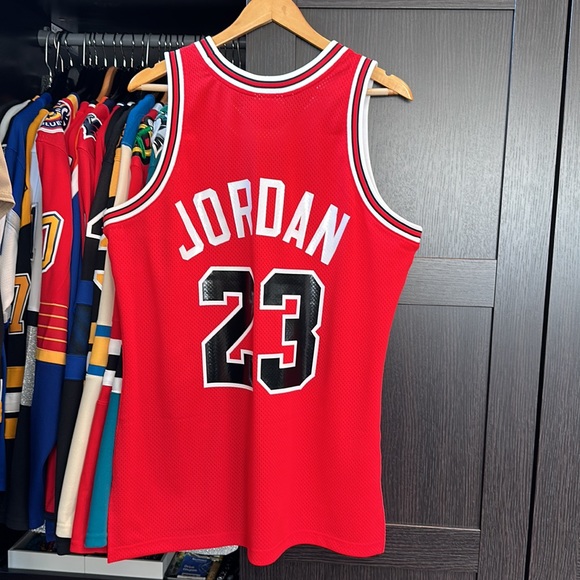 Mitchell & Ness Men's 1991 Chicago Bulls Michael Jordan #23 Authentic Jersey - Picture 4 of 5